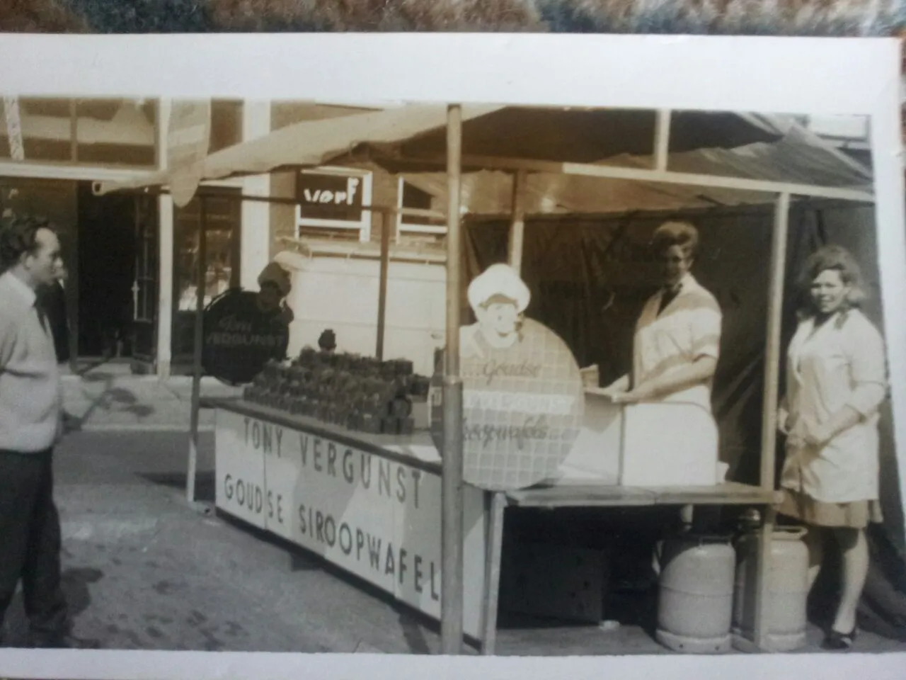 De marktkraam van Tony Vergunst met het handgeschilderde bord Goudse siroopwafel, jaren zestig
