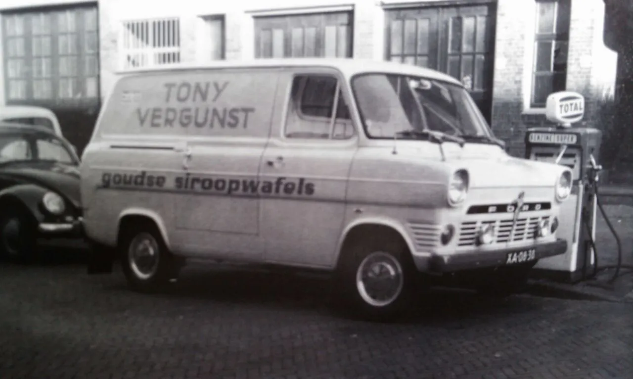 De bestelbus van Tony Vergunst met het opschrift goudse siroopwafels, tankend bij een Total-station