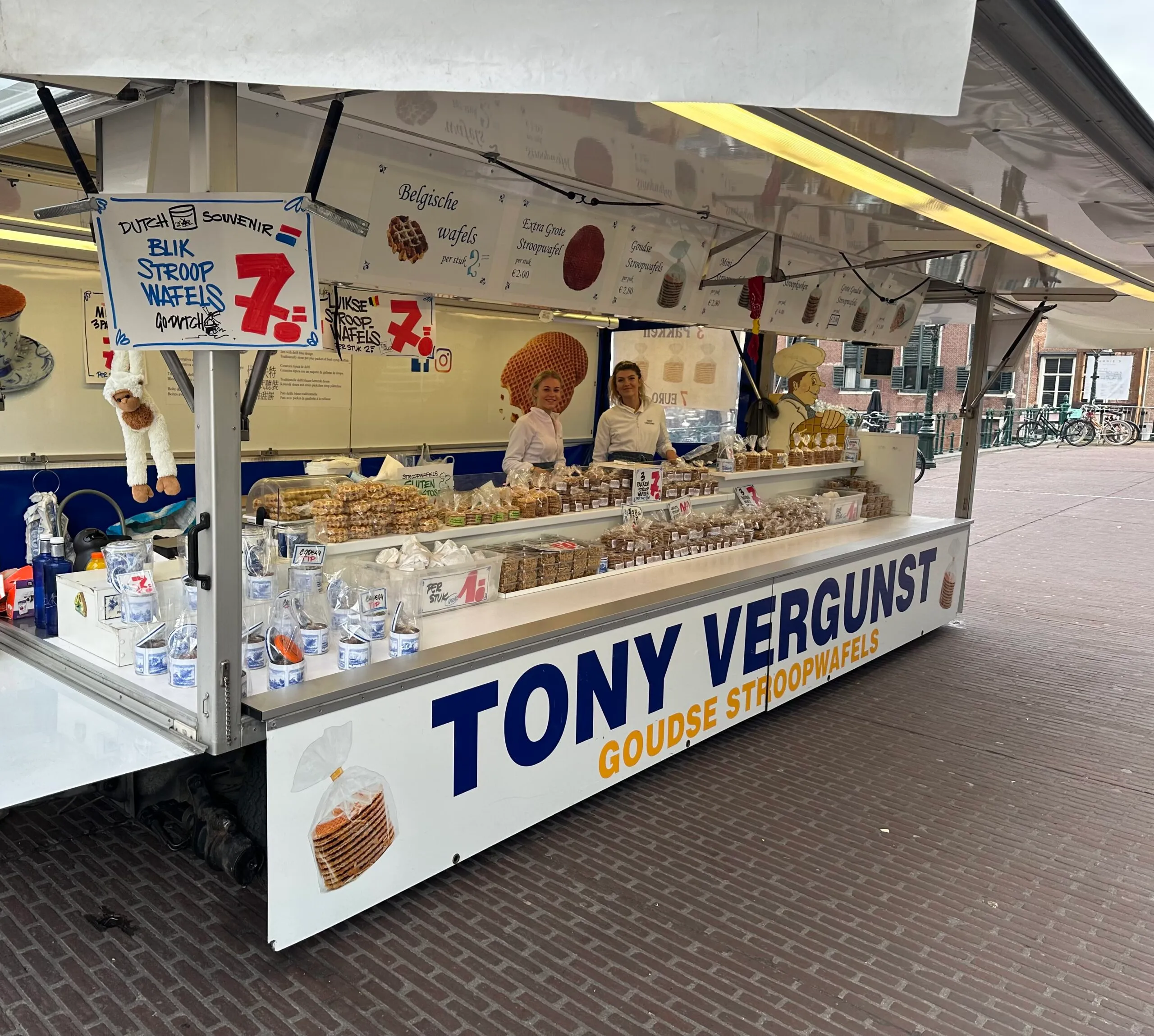 De blauw-witte stroopwafelkraam van Tony Vergunst op de Beestenmarkt in Leiden