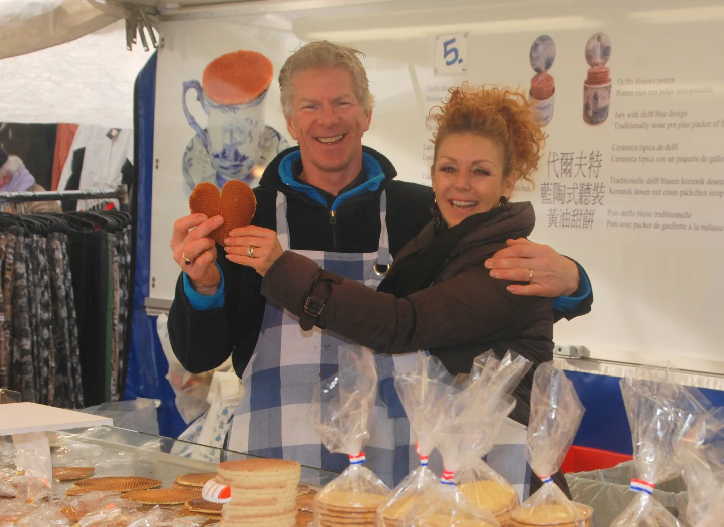 Ron Vergunst en zijn vrouw met een stroopwafel in de vorm van een hart