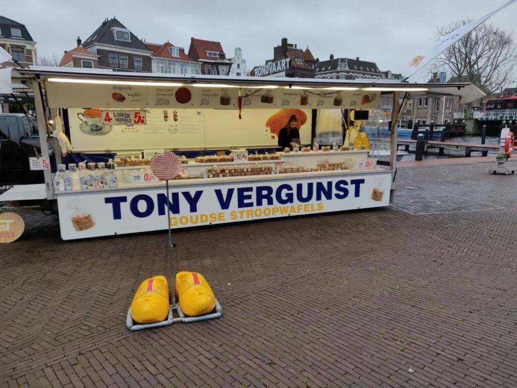 De stroopwafelkraam van Tony Vergunst op de markt in Leiden